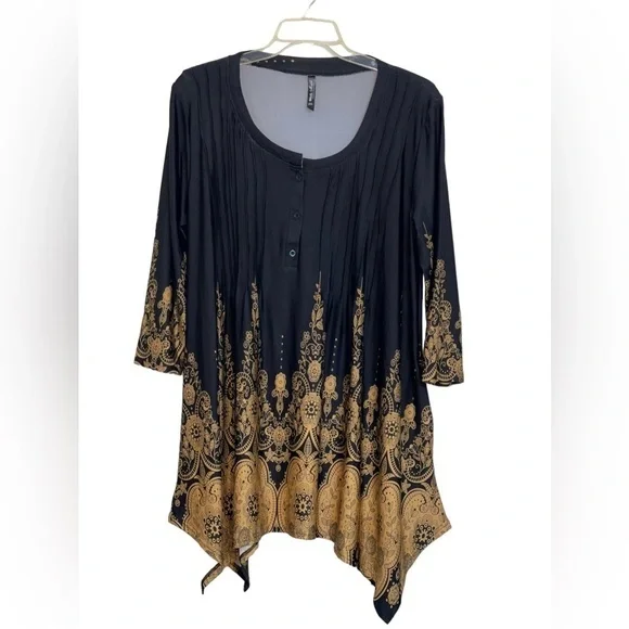 White Mark black Scroll, 3/4” sleeve, handkerchief hem top. EUC Size 2 XL - Picture 5 of 6